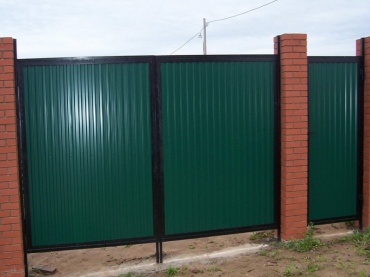 Ворота распашные на винтовых сваях из профнастила зеленые