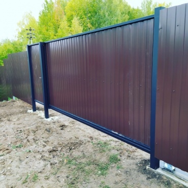 На винтовых сваях откатные ворота из сэндвич-панели 2700x2100